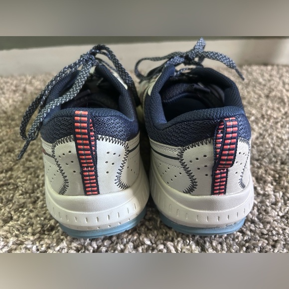 Saucony women’s sneakers, size 9. - Picture 5 of 8